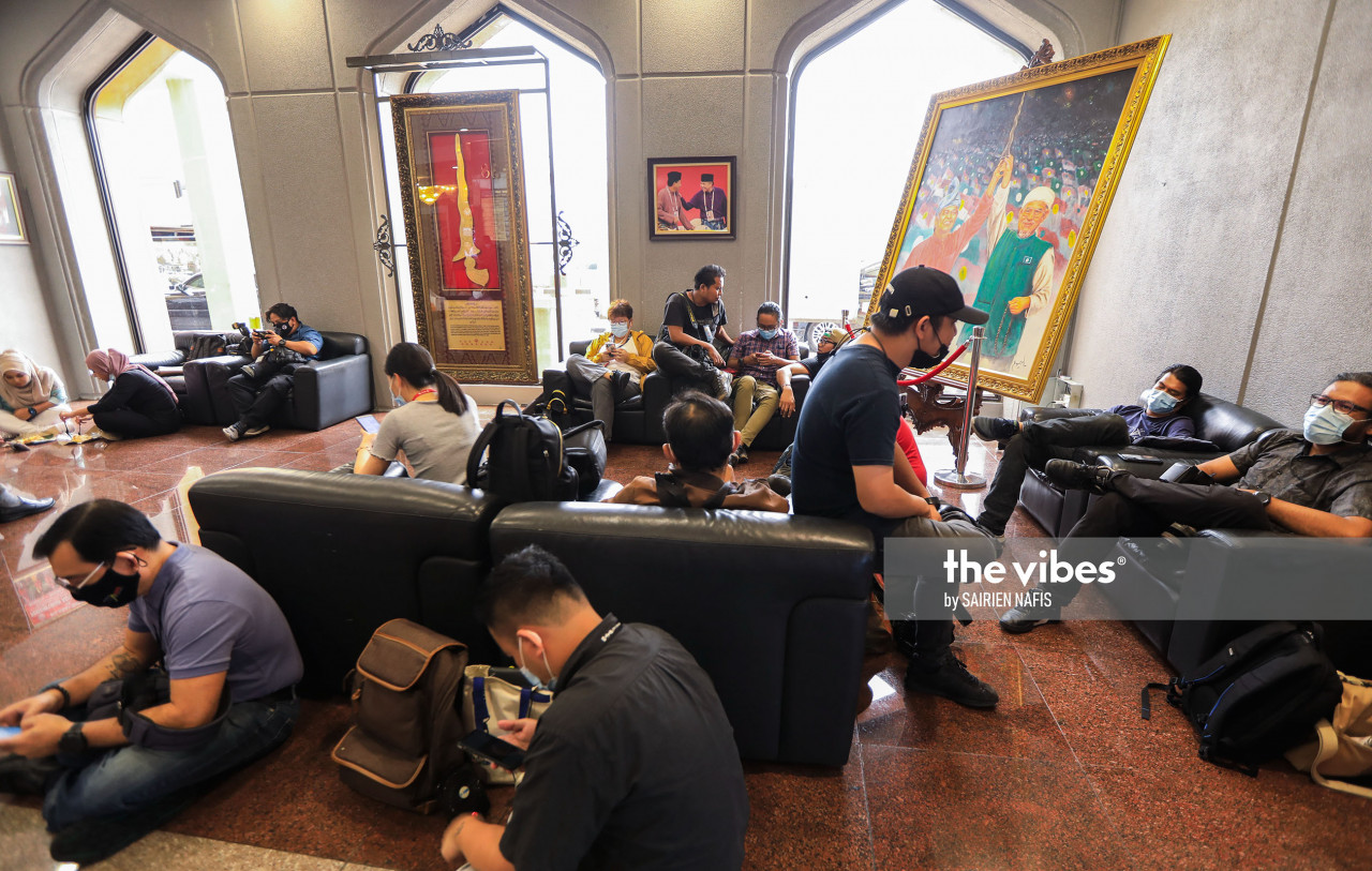 The buzz at Umno HQ attracted a large number of media personnel just before 9am. – The Vibes pic, October 28, 2020