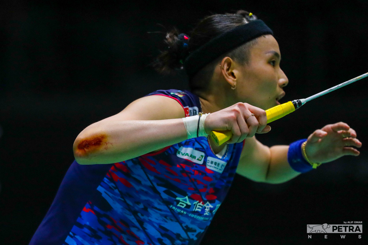 Four-time Malaysia Open winner Tzu Ying suffers an injury to her right elbow midway through the final set after falling near the court’s edge during the match. – ALIF OMAR/The Vibes pic, July 2, 2022