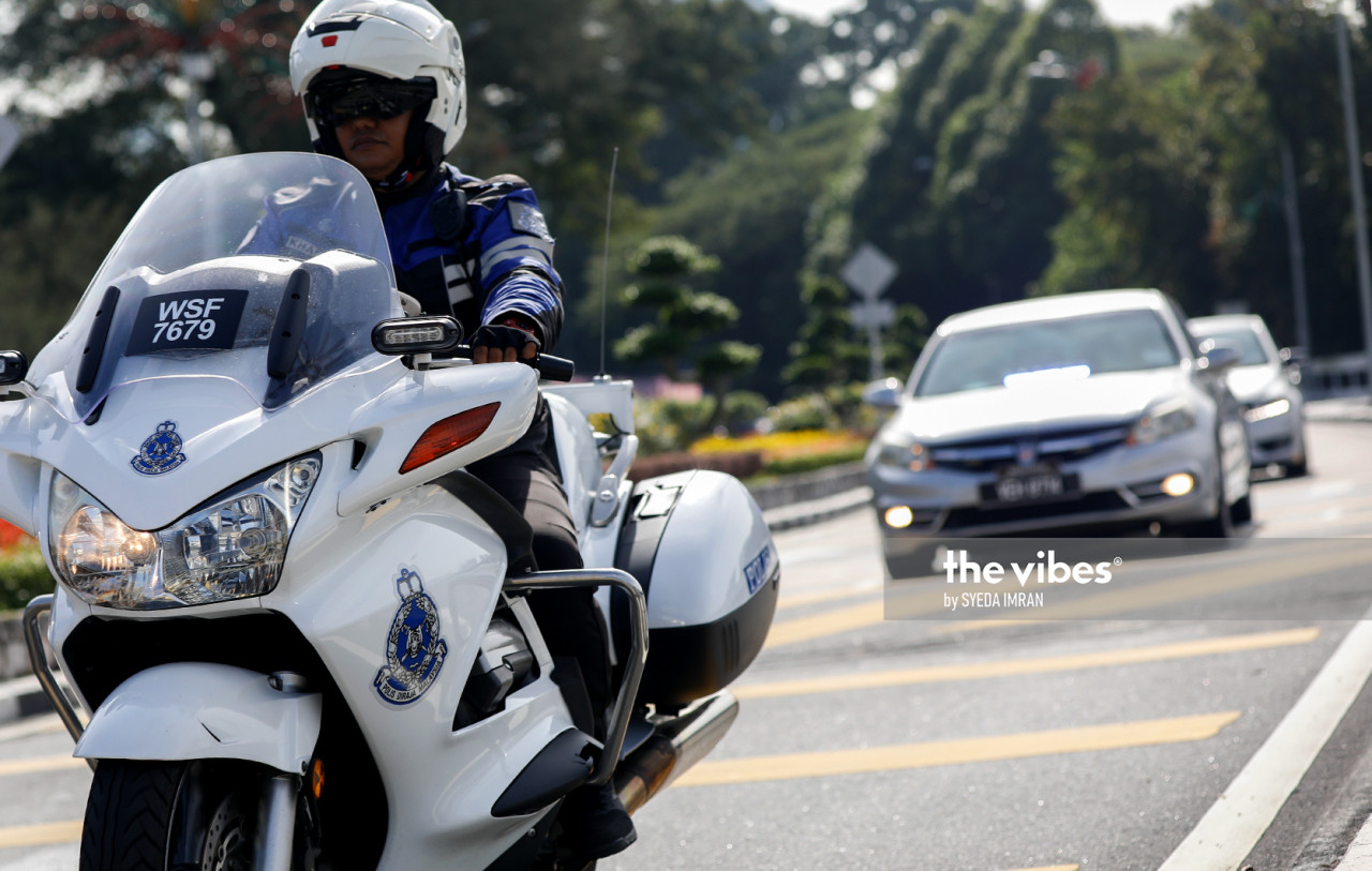 Police escorting a VVIP’s car into the Parliament compound. – The Vibes pic, November 2, 2020