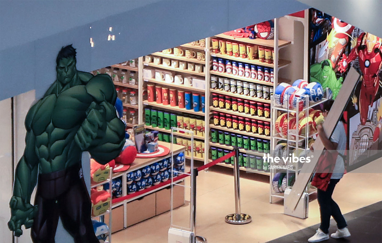 A worker at Nu Sentral preparing to close shop at 8pm. – The Vibes pic, November 5, 2020