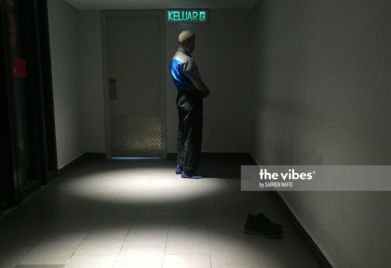 Muslim visitor have to pray at the corridor as the Surau in the shopping mall is closed due to Covid-19. - The Vibes pic