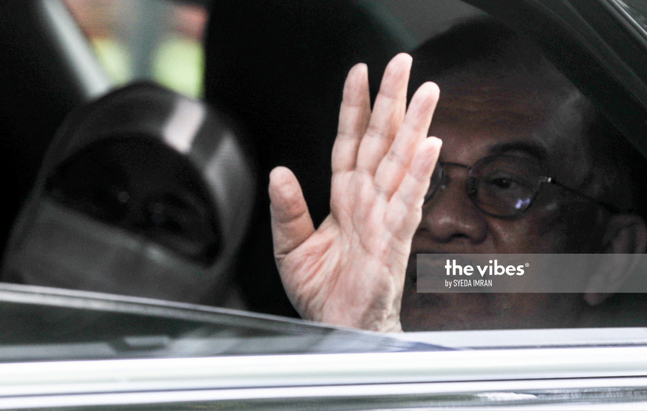 Opposition leader Datuk Seri Anwar Ibrahim and his wife, Datuk Seri Dr Wan Azizah Wan Ismail, entering the Parliament compound. – The Vibes pic, November 2, 2020