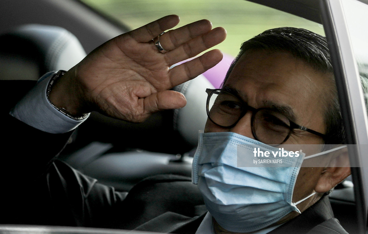 Dewan Rakyat Deputy Speaker Datuk Mohd Rashid Hasnon waves to journalists. – The Vibes pic, November 2, 2020