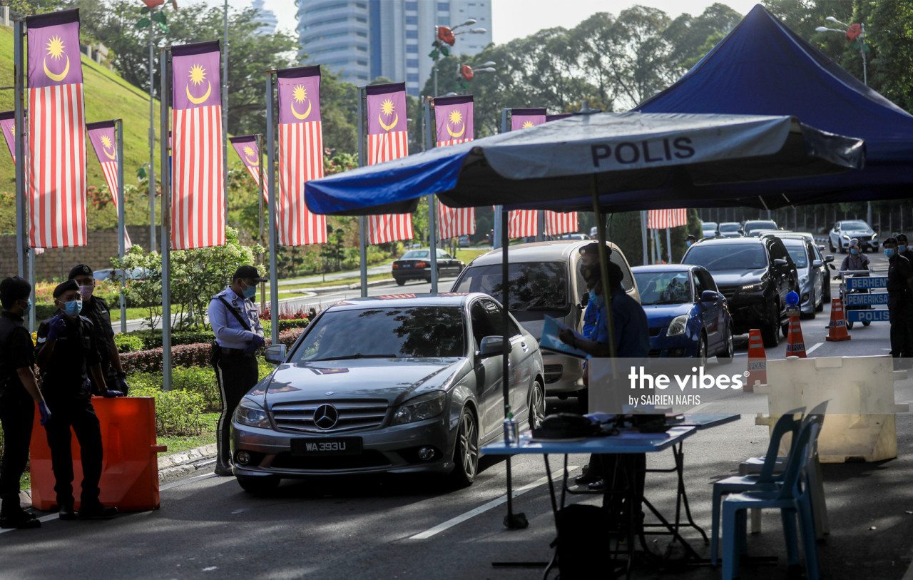 Checks being conducted at a roadblock near Parliament. – The Vibes pic, November 2, 2020