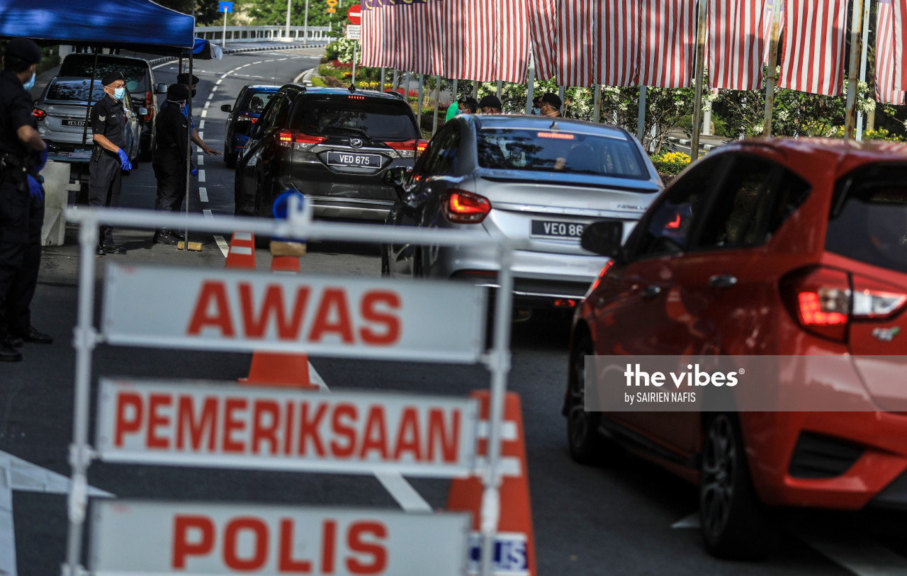 A police roadblock is set up near the Parliament building. – The Vibes pic, November 2, 2020