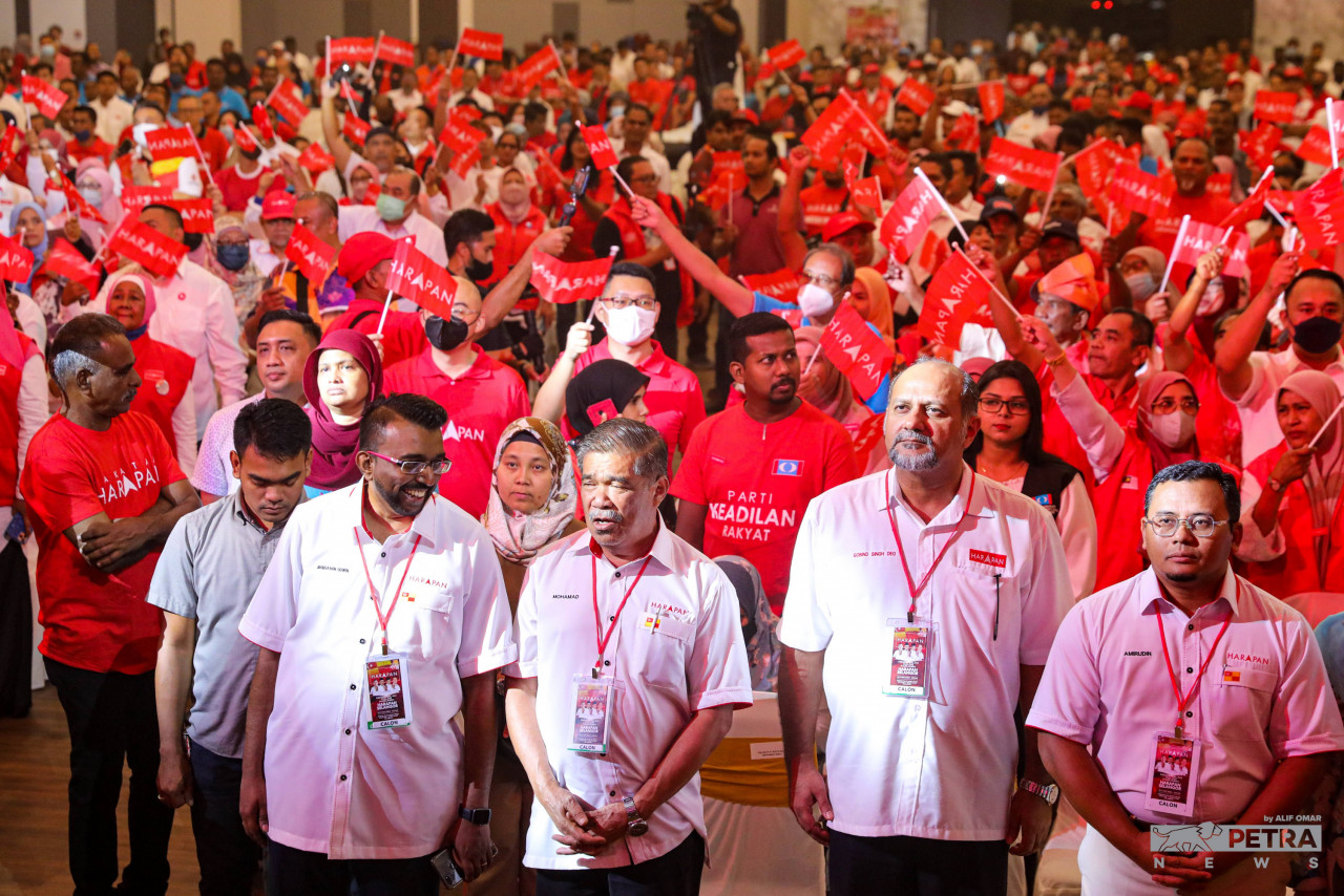 Following the introduction of Selangor PH candidates last night, state coalition chairman Datuk Seri Amirudin Shari (first from right) says any final decision pertaining to the constituency is made by the party’s top two. – ALIF OMAR/The Vibes pic, November 3, 2022