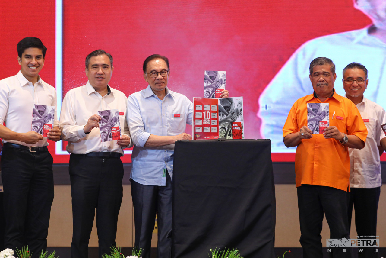 The Pakatan Harapan manifesto also vows to implement the return of 40% of Sabah’s regional revenue based on the original formula of Article 112C and Subsection 2(1) Part 4 of the Tenth Schedule in the federal constitution. – AZIM RAHMAN/The Vibes pic, November 2, 2022