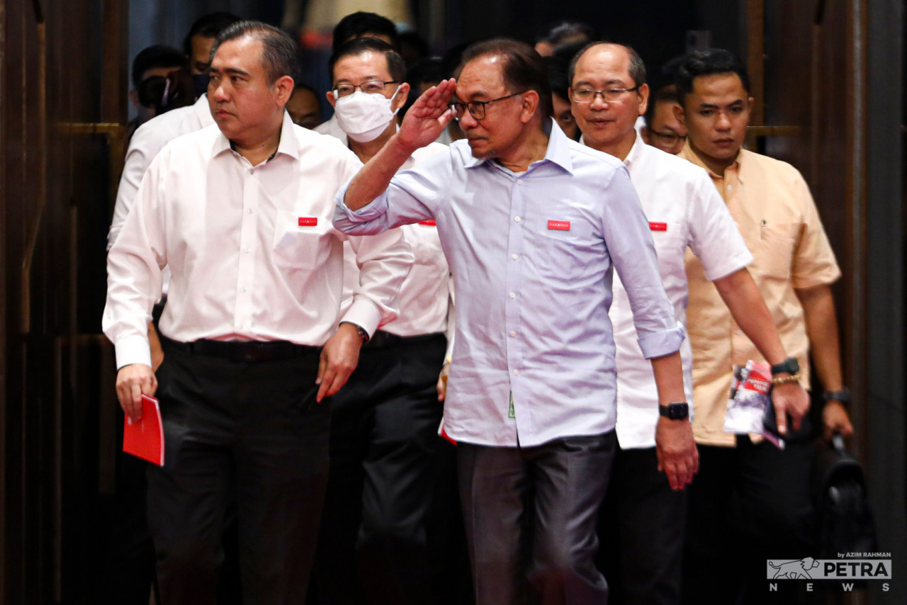 Unlike the coalition’s previous national polls’ manifesto, where it had pledged to deliver 10 promises within 100 days in government, there is no set timeline for this election’s manifesto, notes Datuk Seri Anwar Ibrahim (centre). – AZIM RAHMAN/The Vibes pic, November 2, 2022 