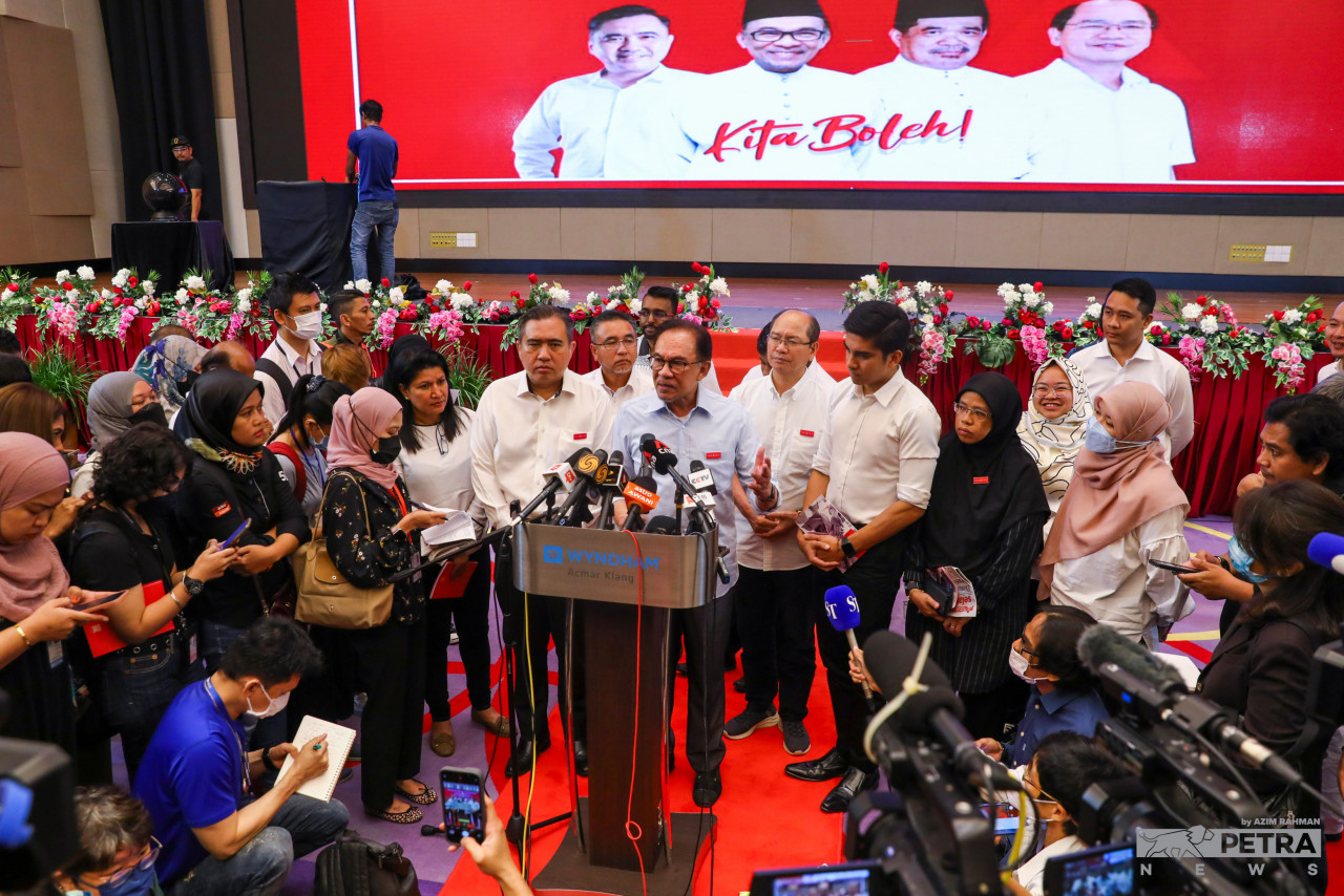 Asserting that the development of East Malaysia is still far behind that of the peninsula, the Pakatan Harapan manifesto says that the gap will be bridged by talent development and increased access to healthcare. – AZIM RAHMAN/The Vibes pic, November 2, 2022