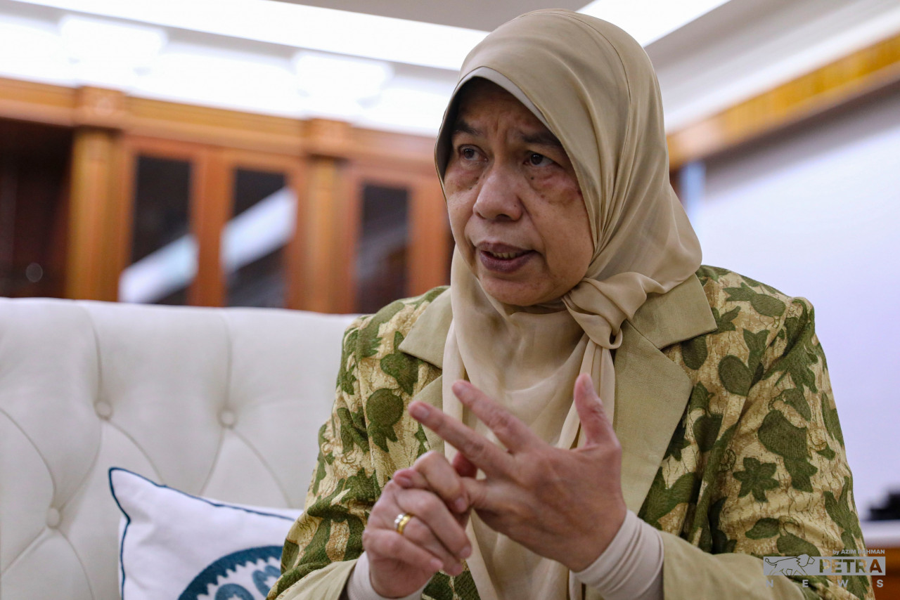 Speaking to The Vibes in an exclusive interview on Wednesday, Plantation Industries and Commodity Minister Datuk Zuraida Kamaruddin says despite the ongoing rumours surrounding her position in Bersatu, she will continue to go about her business as usual. – AZIM RAHMAN/The Vibes pic, February 4, 2022