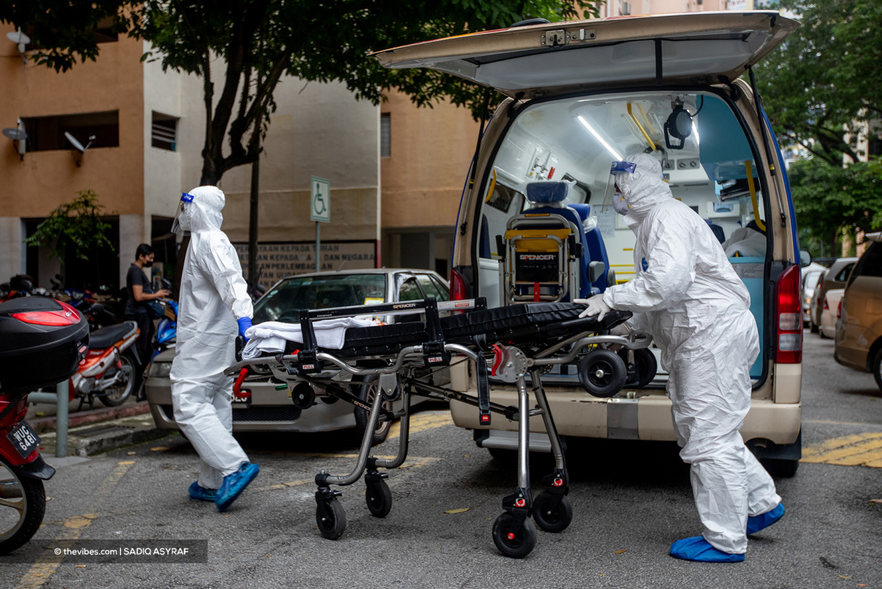 A team of health workers arriving at PPR Kg Baru Air Panas to transport a Covid-19 patient to the hospital. – SADIQ ASYRAF/The Vibes pic, July 3, 2021