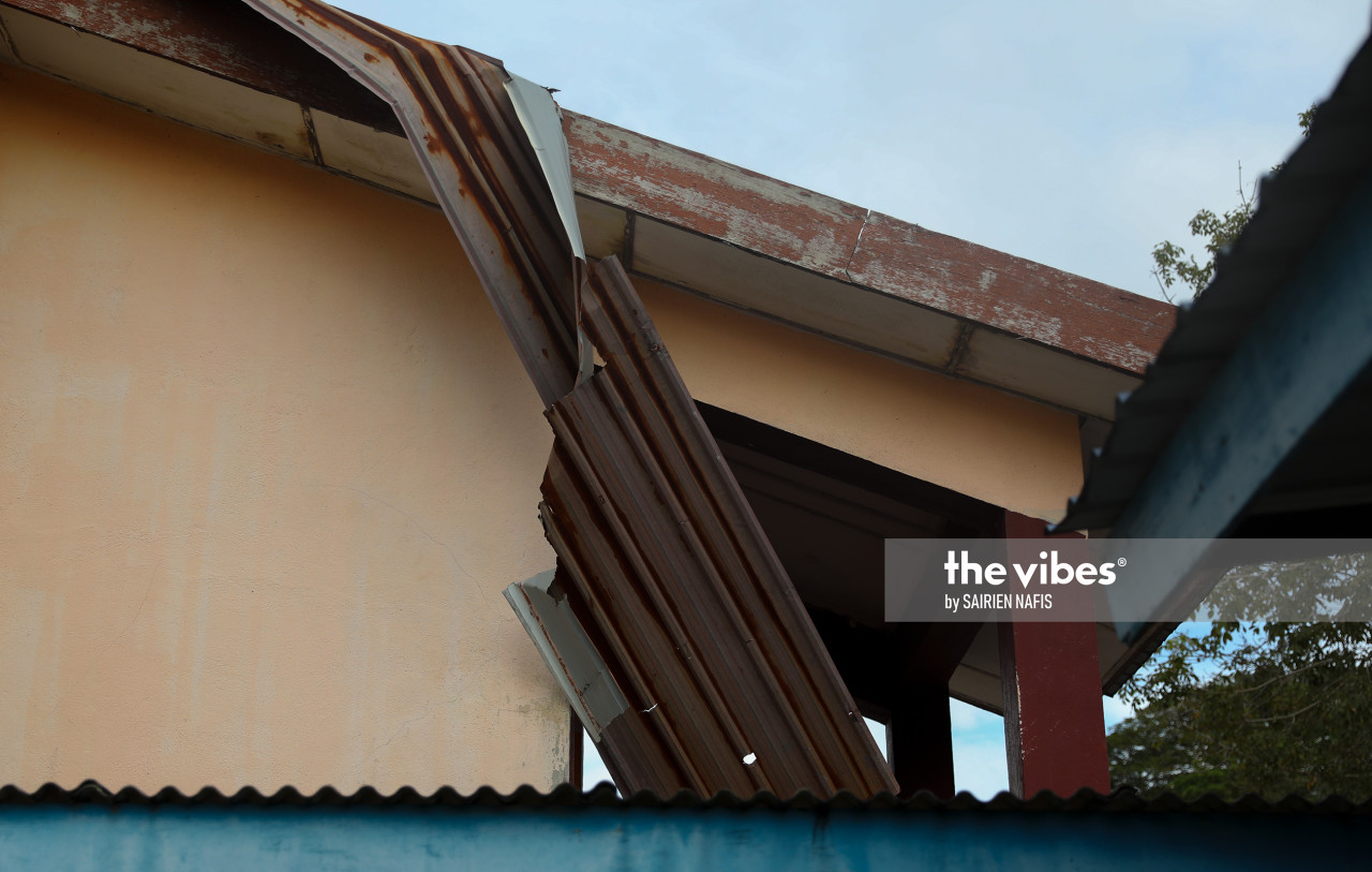 Roofing coming undone in SJKT Gandhiji in Sekinchan. – SAIRIEN NAFIS/The Vibes pic, December 29, 2020