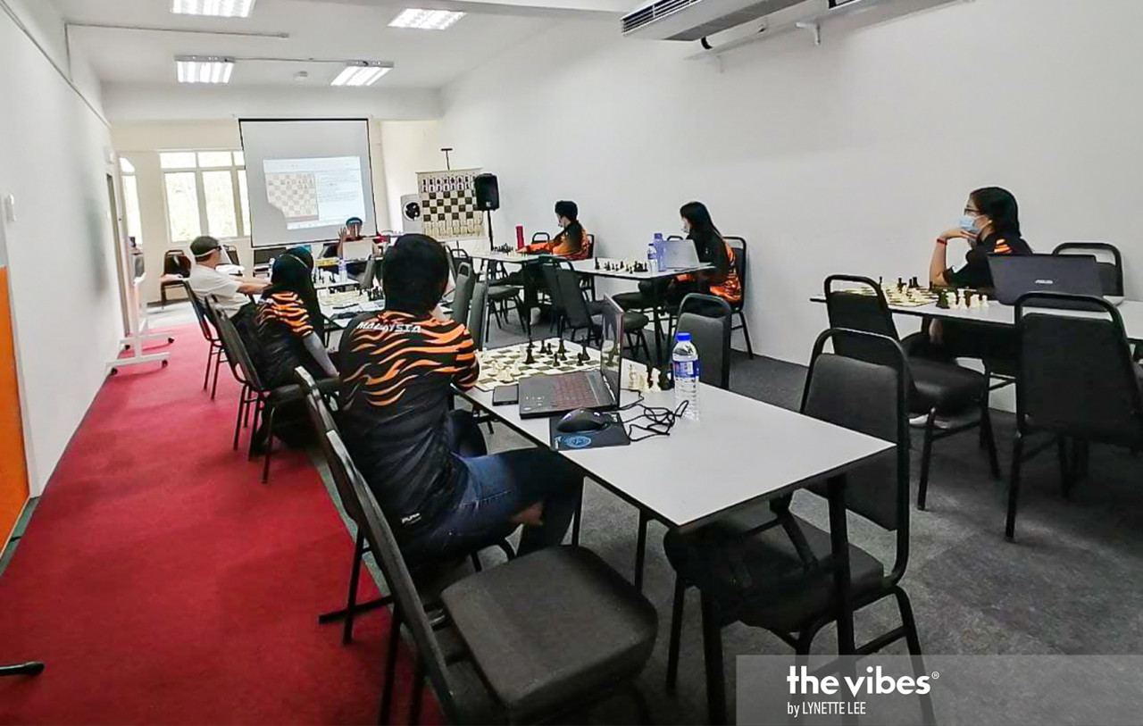 Socratic discussion are part and partial of a session of training for chess players. The Vibes pic.