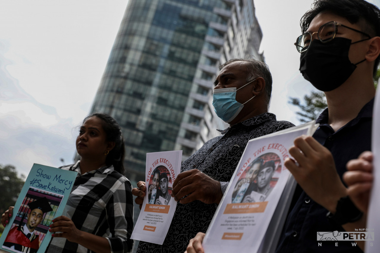 Human rights advocacy group Anti-Death Penalty Asia Network (Adpan) submitted a memorandum urging Singapore to halt Kalwant Singh’s execution at its high commission here today. – ALIF OMAR/The Vibes pic, July 4, 2022  