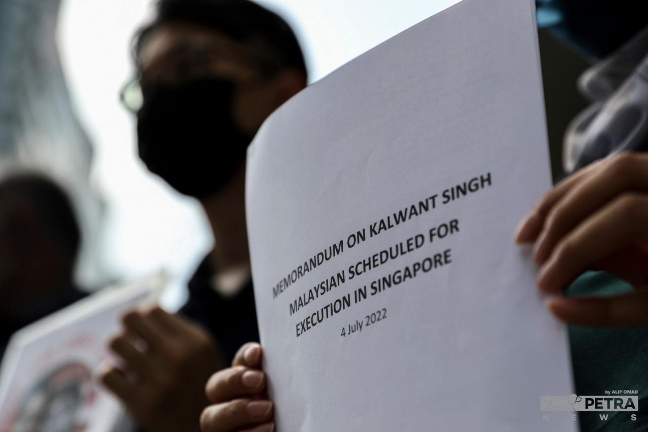 The memorandum that was submitted to the Singapore High Commission today to halt the execution of Kalwant Singh. – ALIF OMAR/The Vibes pic, July 4, 2022