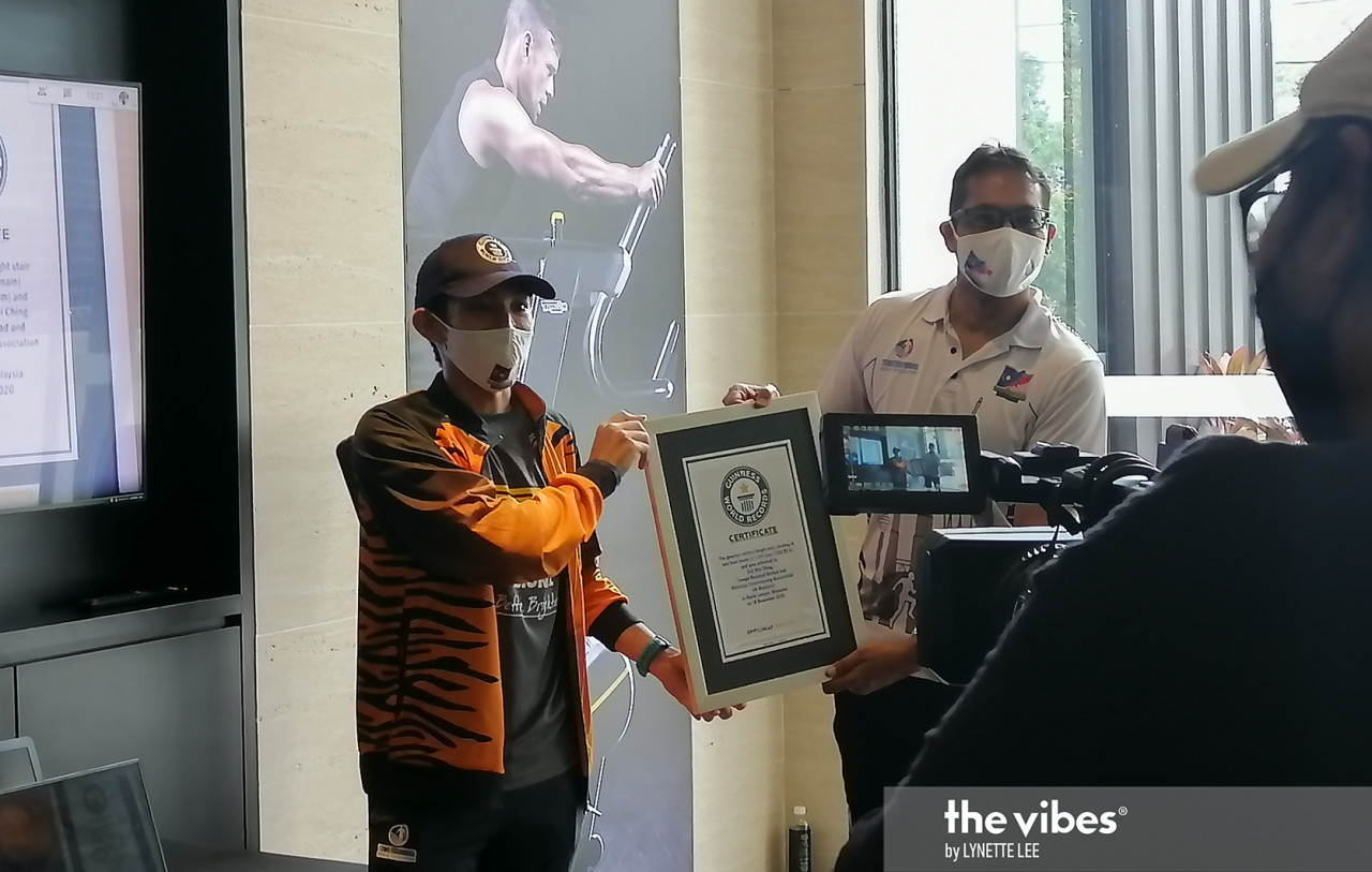 Wai Ching officiated with the certificate for his achievement with the World's Book of Record. The Vibes pic.