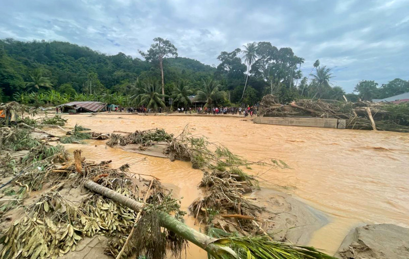 Kedah Menteri Besar Datuk Seri Muhammad Sanusi Md Nor has declined to confirm whether the floods were caused by durian plantations in Gunung Inas and pointed to the accumulated rainwater in the Gunung Inas channel as the main cause. – Urusetia Penerangan Darul Aman pic, July 9, 2022