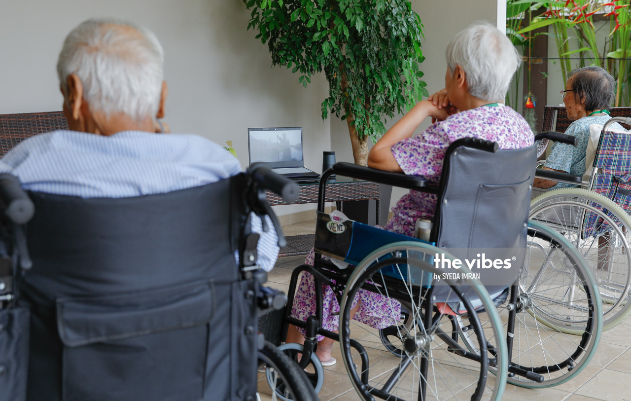 A group of seniors enjoying an entertainment option. – SYEDA IMRAN/ The Vibes pic