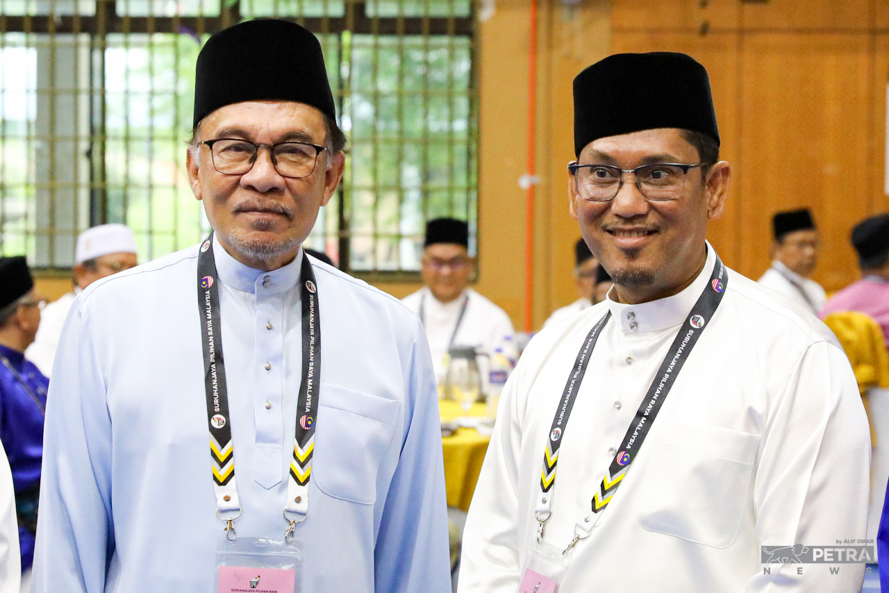 Being formerly schooled in Umno’s style of campaigning, Datuk Seri Ahmad Faizal Azumu (right) is likely to avoid lengthy political rallies or grandiose speeches, to instead focus on door-to-door engagements and modest gatherings at smaller yet critical electoral hubs. – ALIF OMAR/The Vibes pic, November 5, 2022