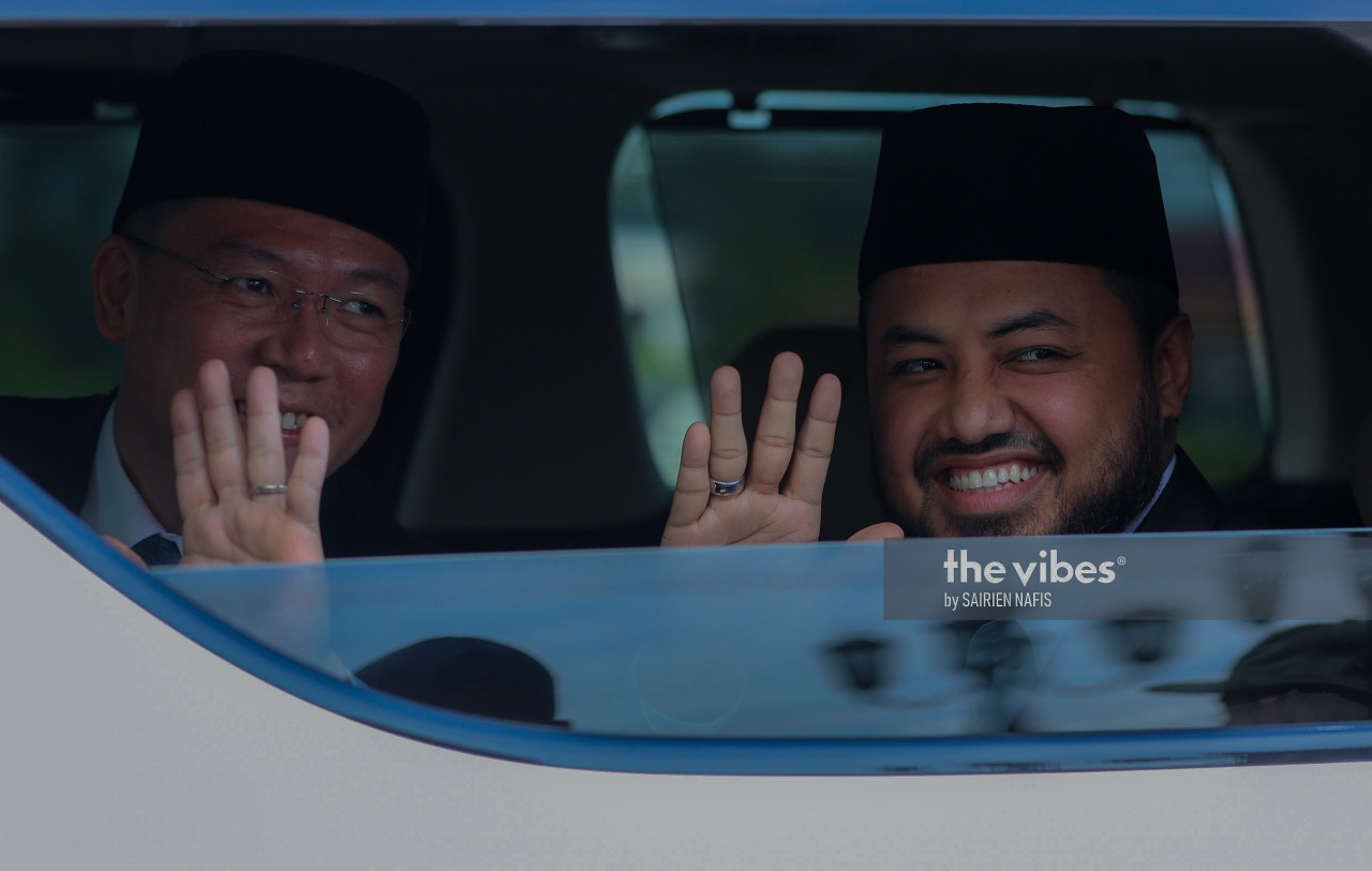 DAP Perak chairman Nga Kor Ming (left) and Perak PKR chief Farhash Wafa Salvador Rizal Mubarak seen entering the palace today. – SAIRIEN NAFIS/The Vibes, December 5, 2020