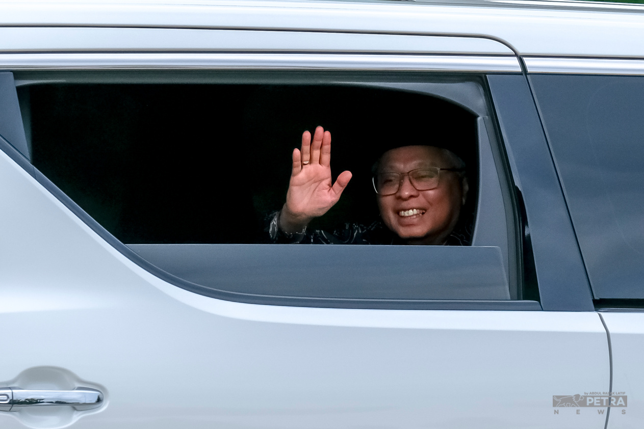 Earlier, Datuk Seri Ismail Sabri Yaakob had said that the proposed date to dissolve Parliament will be submitted to the Agong during this evening’s audience if time permits. – ABDUL RAZAK LATIF/The Vibes pic, October 6, 2022