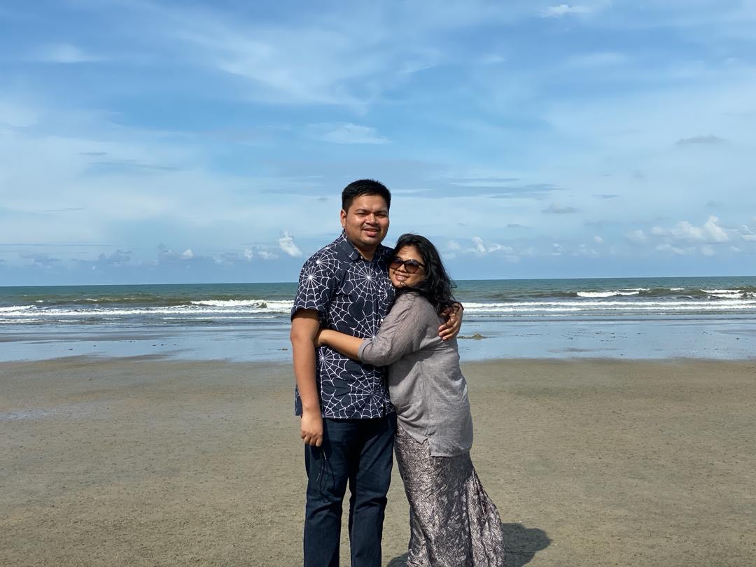 Hazie together with her husband. – Pic courtesy of Hazwani Mokhtazar 