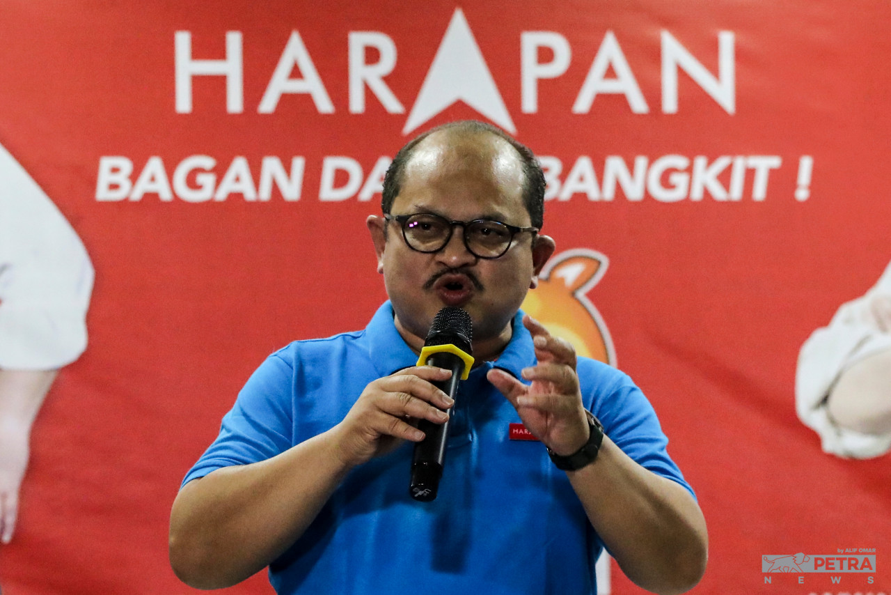 Datuk Seri Shamsul Iskandar Md Akin (pic) berates Datuk Seri Ahmad Zahid Hamidi over a ‘disappointing’ track record as an elected lawmaker and even challenged the Barisan Nasional chairman to produce a report card detailing his achievements for the constituency. – ALIF OMAR/The Vibes pic, November 7, 2022