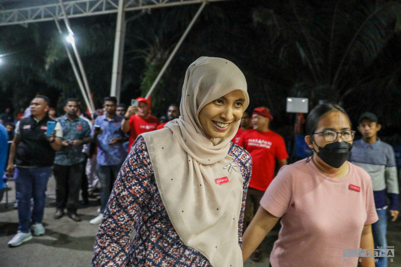 Datuk Seri Anwar Ibrahim’s own oldest daughter, Nurul Izzah Anwar (left), in her congratulatory message to her father, says that the legacy she expects to be left for the next generation is not a material one, but one of ‘ideals, principles, and values that cannot be bought or sold’. – ALIF OMAR/The Vibes pic, November 28, 2022