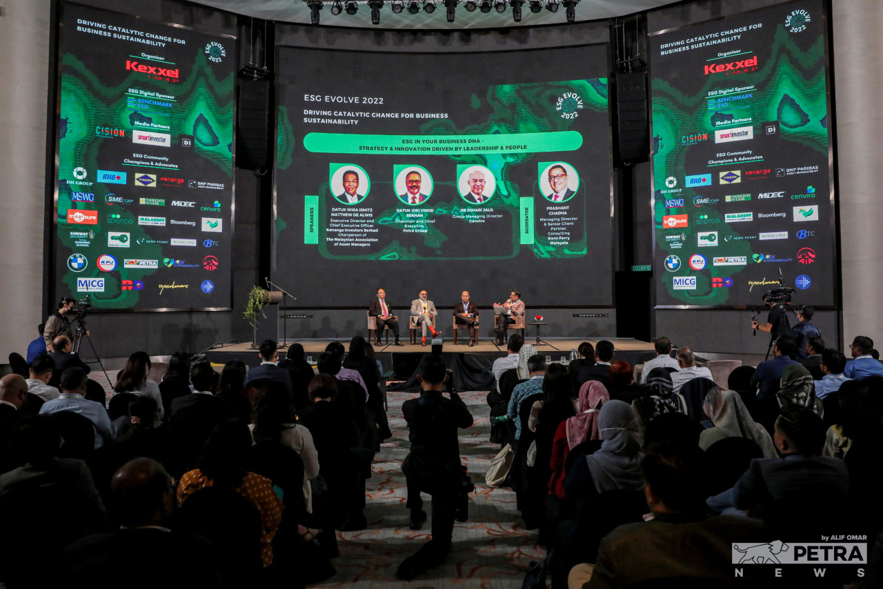 Datuk Ismitz Matthew De Alwis (first from left) advises organisations not to be too hard-pressed about achieving some of the ESG standards set out by the European Union, which he said is at a different development stage from Malaysia. – ALIF OMAR/The Vibes, December 7, 2022