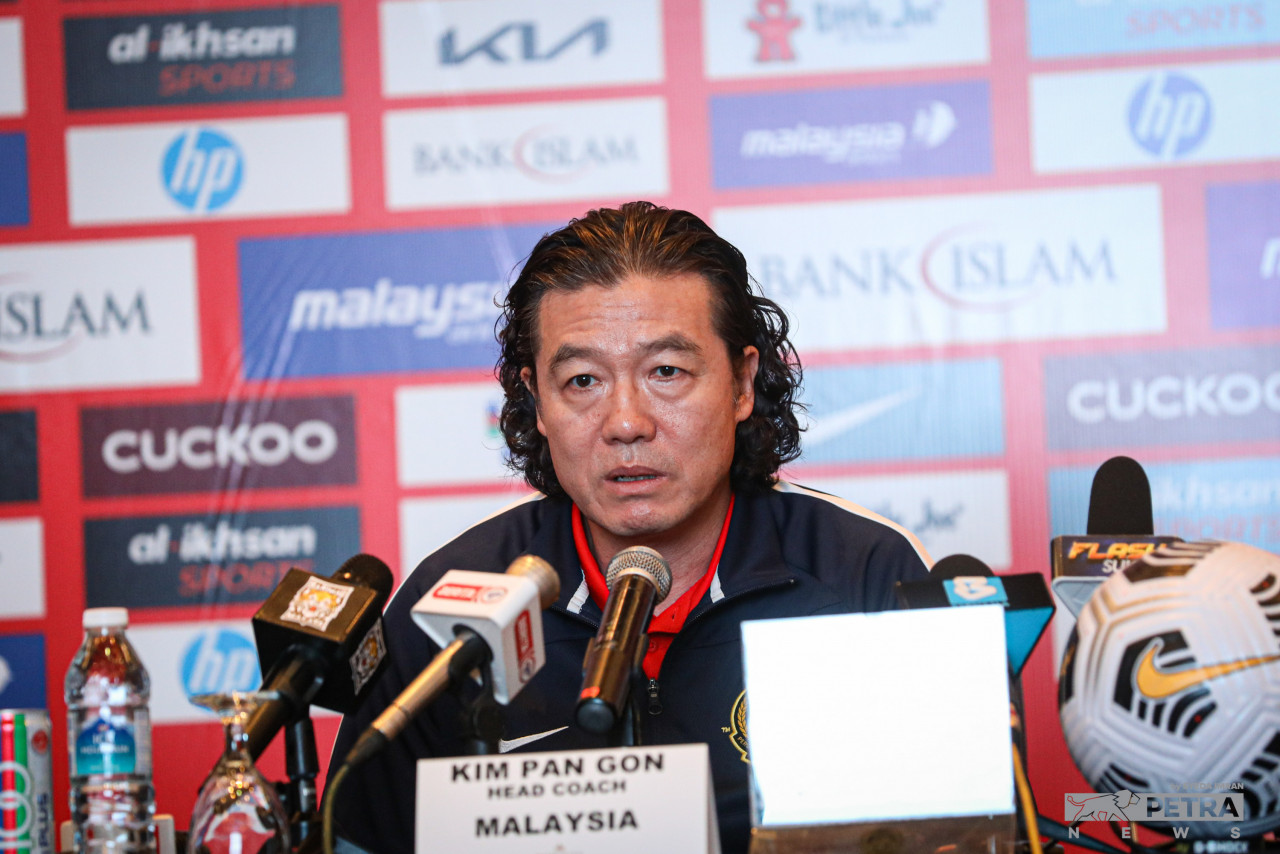 When asked about the state of the pitch for tomorrow’s match, Harimau Malaya head coach Kim Pan-gon says it would be difficult to judge how the field would be after the previous game. – SYEDA IMRAN/The Vibes pic, June 7, 2022