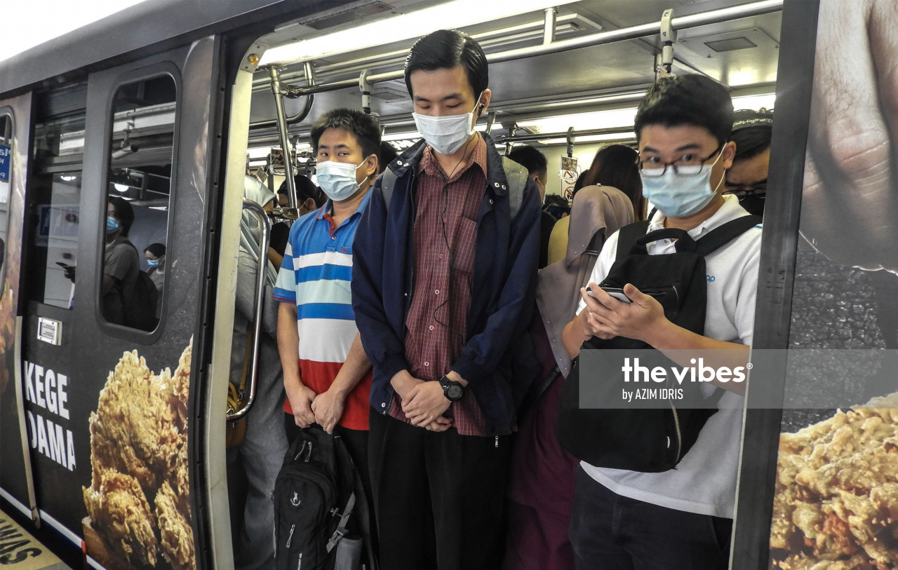The government's decision to allow trains to operate at 100% capacity is at odds with its advise to the public to observe SOPs. – AZIM IDRIS/The Vibes, October 8, 2020