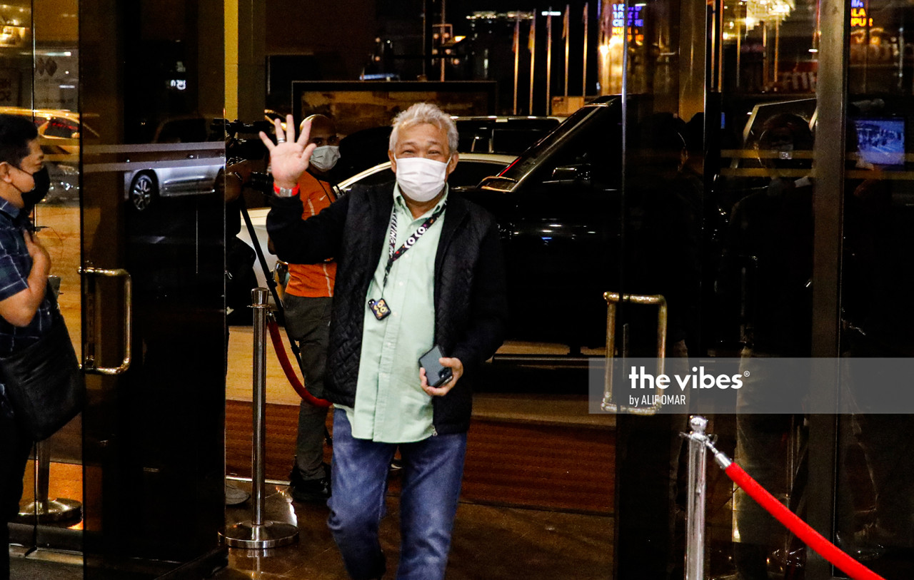 Sabah Umno chief Datuk Bung Moktar Radin waves to the press as he arrives for a Supreme Council meeting at Menara Dato Onn earlier tonight. – ALIF OMAR/The Vibes pic, December 7, 2020