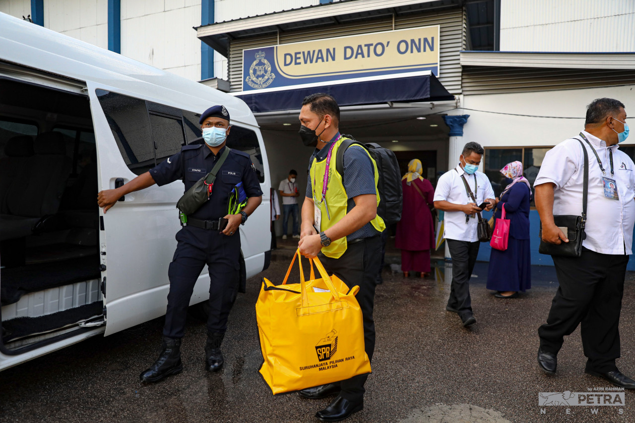 Ballot box from the Johor Baru police headquarters, slated to be sent to the Larkin police station lockup. – AZIM RAHMAN/The Vibes pic, March 8, 2022