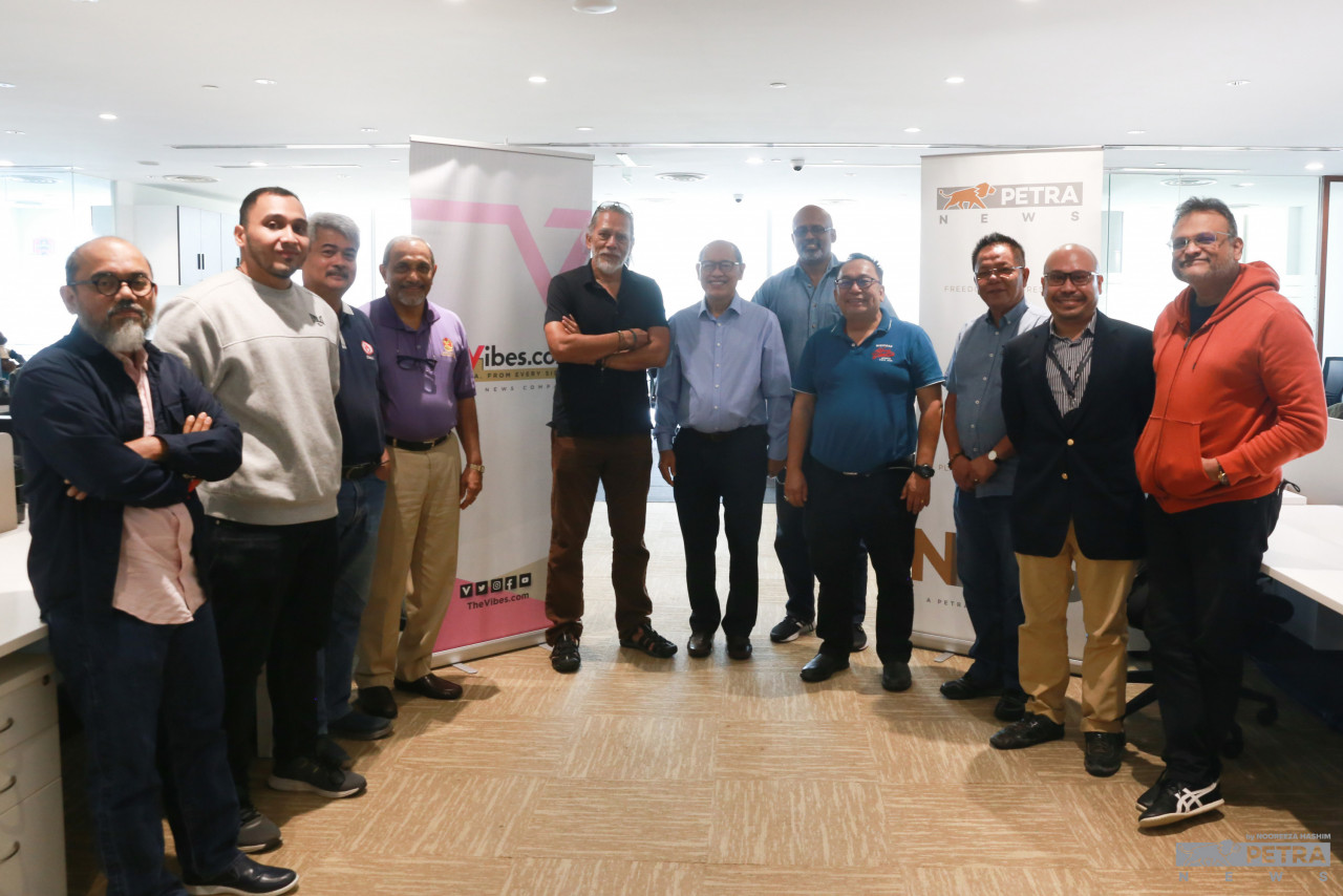 Dr John Brian Anthony (centre, light blue shirt) of Parti Bansa Dayak Sarawak (PBDS) shares with The Vibes that is gearing to contest 29 out 82 state seats in the next Sarawak state election. – NOREEZA HASHIM/The Vibes pic, August 9, 2022