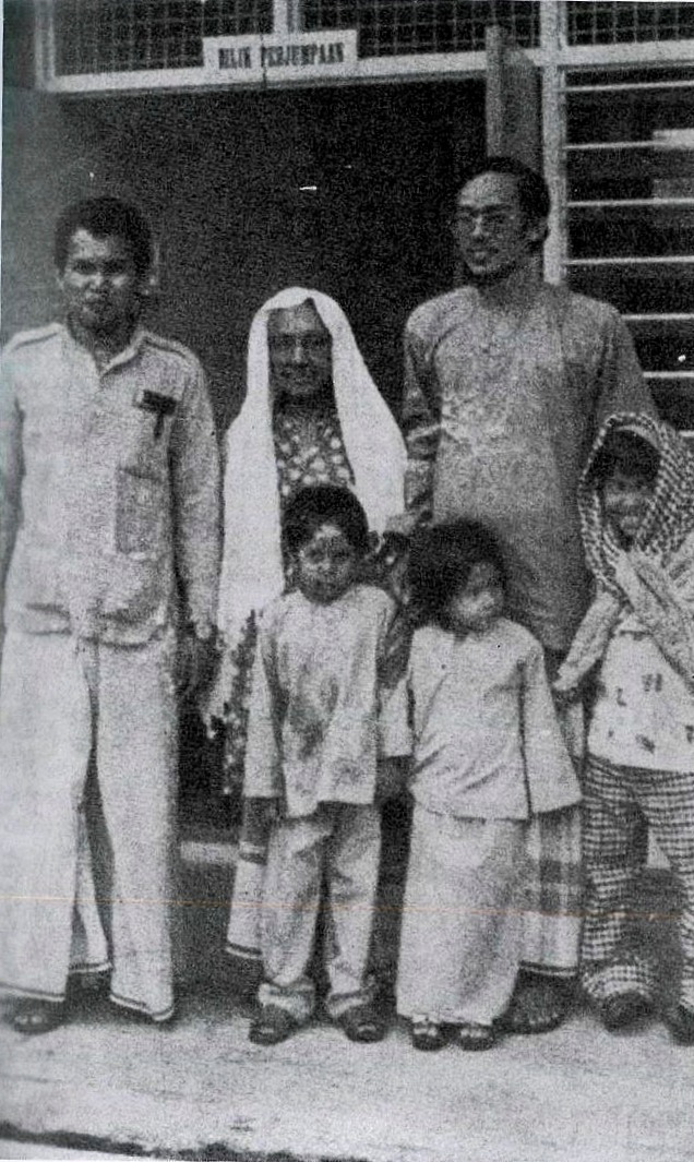 Tok Him (left) with Anwar Ibrahim, Mak Yam (Anwar’s mother) and her grandchildren during one of her visits to Kamunting Detention Camp in Taiping, Perak. – Pic courtesy of 'The Misunderstood Man: An Untold Story' by Ibrahim Ali
