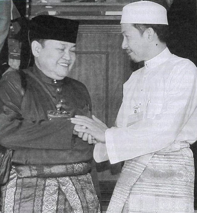 Tok Him with Nik Mohamad Abduh Nik Abdul Aziz during the 2013 General Elections. – Pic courtesy of 'The Misunderstood Man: An Untold Story' by Ibrahim Ali