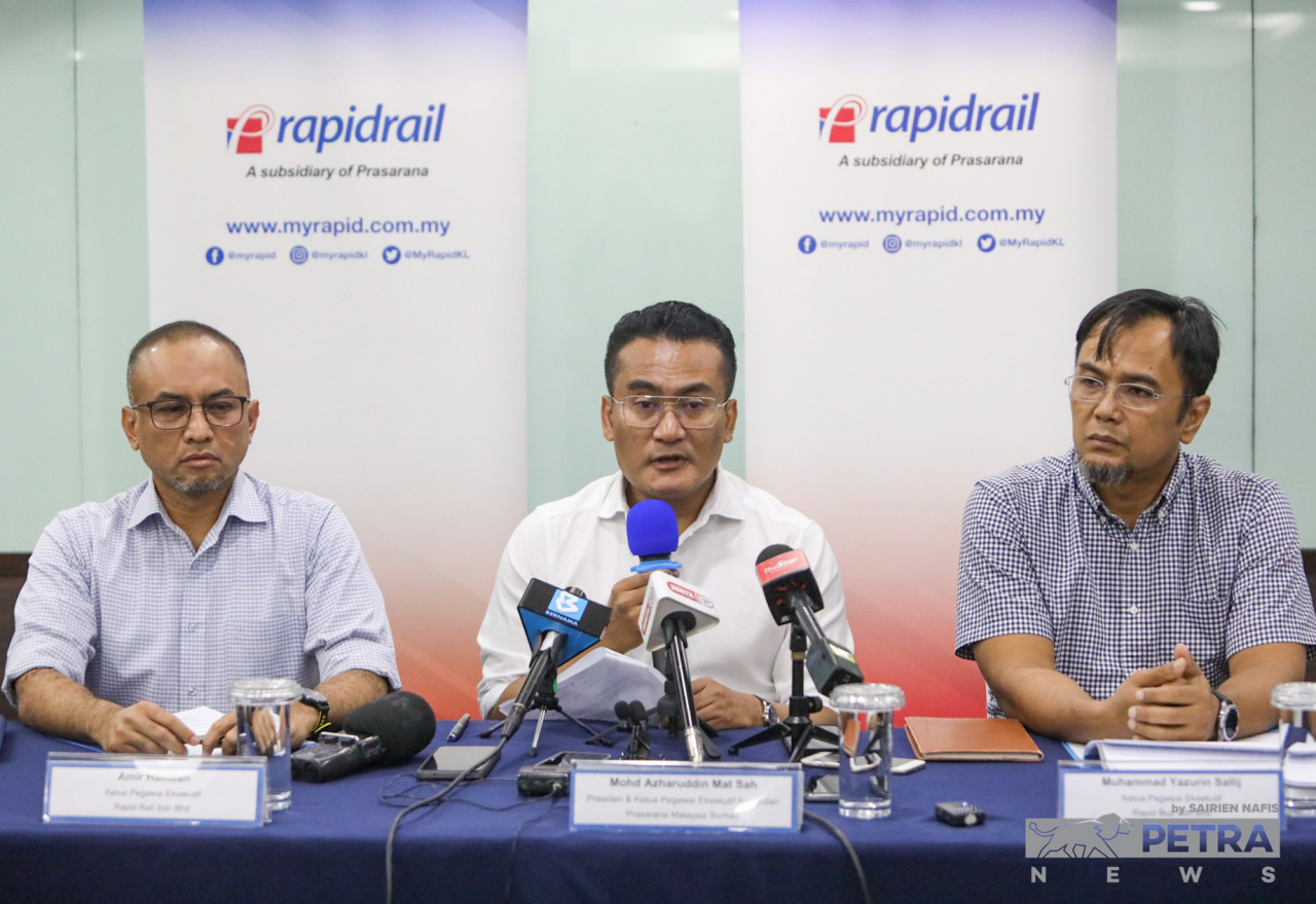 The admission by Prasarana president and group CEO Mohd Azharuddin Mat Sah (centre) comes after the company’s engineers were unable to diagnose the issue affecting the services’ automated train system following several disruptions since Saturday. – SAIRIEN NAFIS/The Vibes pic, November 9, 2022