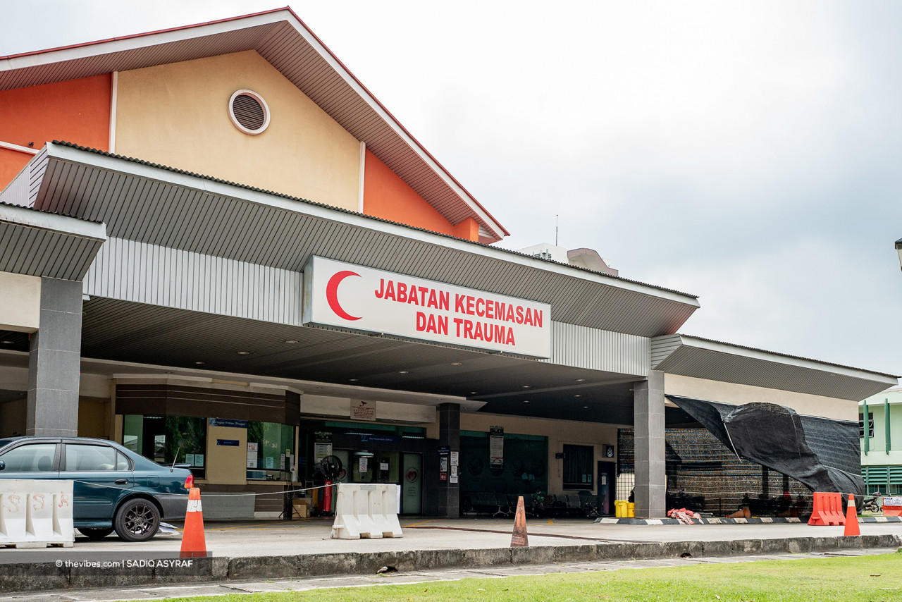 The emergency department of Tengku Ampuan Rahimah Hospital struggles as admissions hit highs but discharges remain low. – Charles Santiago Facebook pic, July 10, 2021