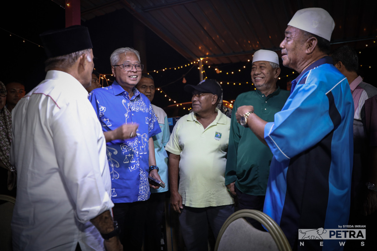 Speaking to The Vibes, Universiti Tun Hussein Onn Malaysia senior lecturer Mohd Akbal Abdullah said some of the actions taken by Datuk Seri Ismail Sabri Yaakob (second from left) showed that the rakyat has always been at the forefront of his administration. – SYEDA IMRAN/The Vibes pic, November 14, 2022
