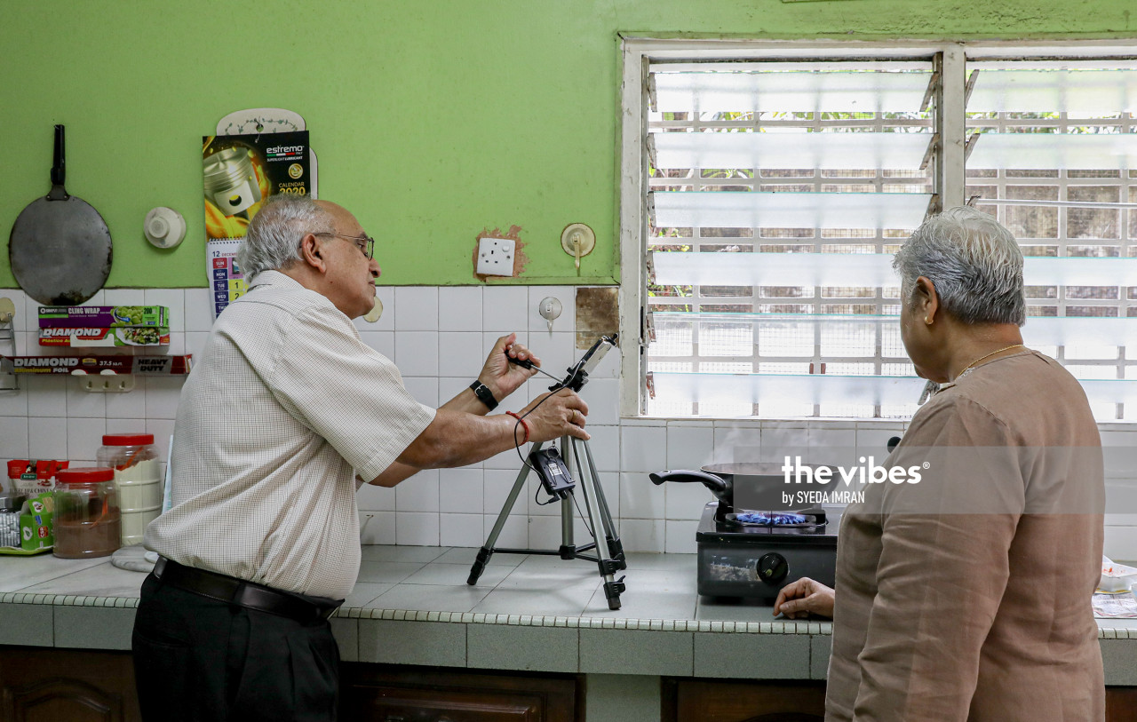 Devan Kurup adjusts the smartphone camera as he captures his wife's cooking. – The Vibes pic