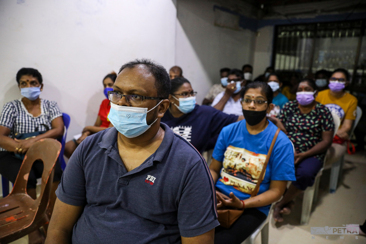 Resentment and despair were tangible among Taman Sri Muda residents gathered to discuss raising their grievances to a higher level by partaking in a class action suit seeking to hold the government accountable for their handling of the disaster. – ALIF OMAR/The Vibes pic, May 14, 2022