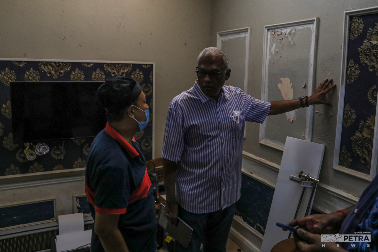 Klang MP Charles Santiago (right) says while discussions are still underway with lawyer Gurdial Singh Nijar to determine the details of the suit such as who will be named defendants, the case will mainly be seeking for appropriate compensation for flood victims. – ALIF OMAR/The Vibes pic, May 14, 2022