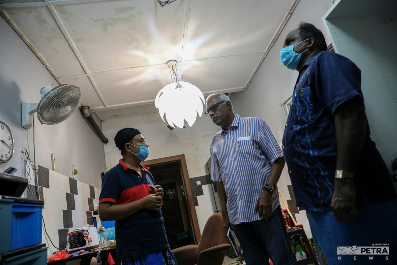 Lamenting how rescue efforts by authorities were far from adequate, Sundram (right) says the delayed response from first responders caused his family, along with many others, to be stranded in their inundated homes for an extended period. – ALIF OMAR/The Vibes pic, May 14, 2022
