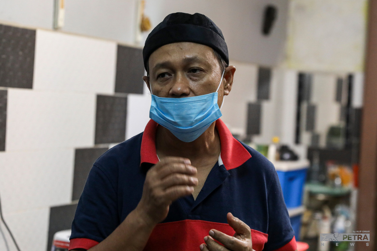 Zainuddin says his family had lost about RM15,000 worth of electrical appliances, including a fridge and a television, during the floods. – ALIF OMAR/The Vibes pic, May 14, 2022