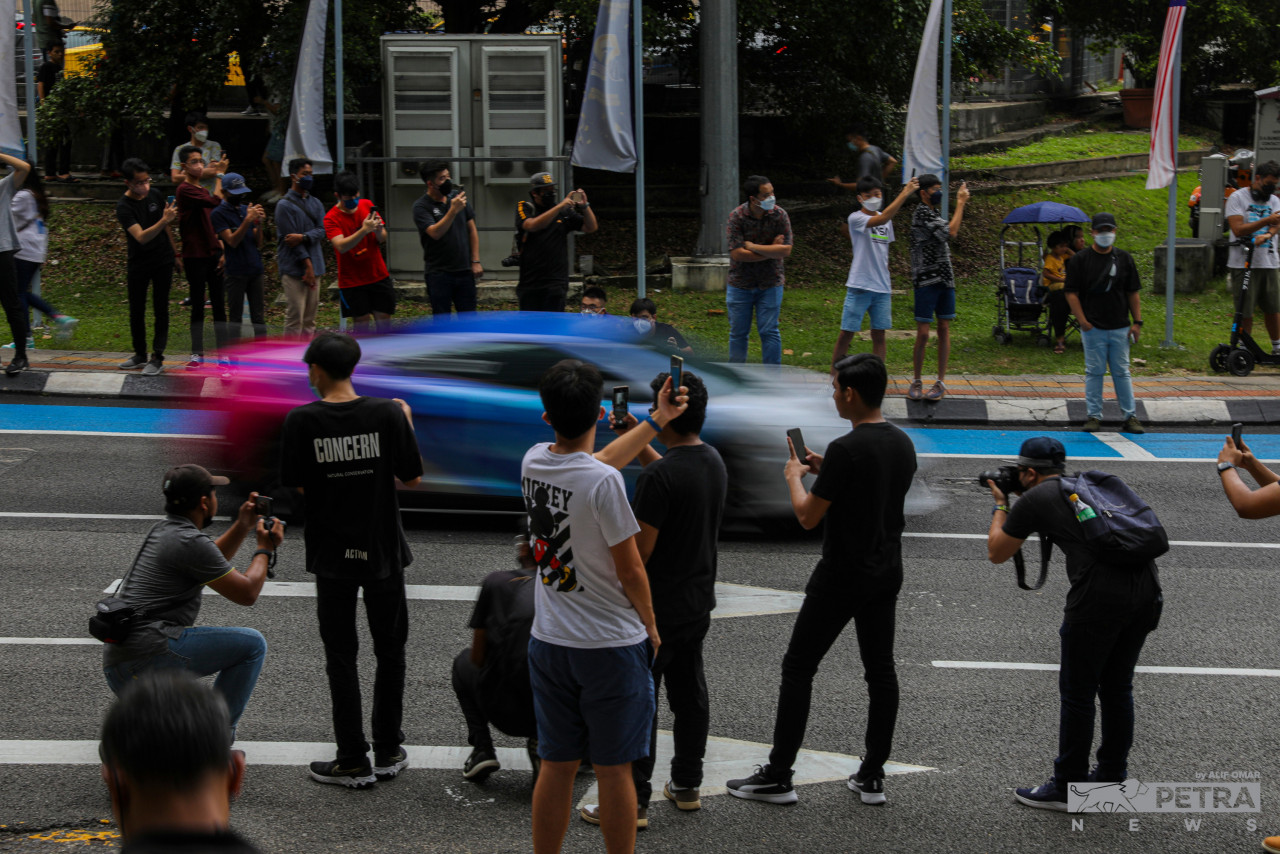 To commemorate the breaking of the record, a lion dance performance began the moment car number 78, driven by LOM president Datuk Roslan Rosdi himself, turned into the car park and officiated the feat. – ALIF OMAR/The Vibes pic, June 12, 2022