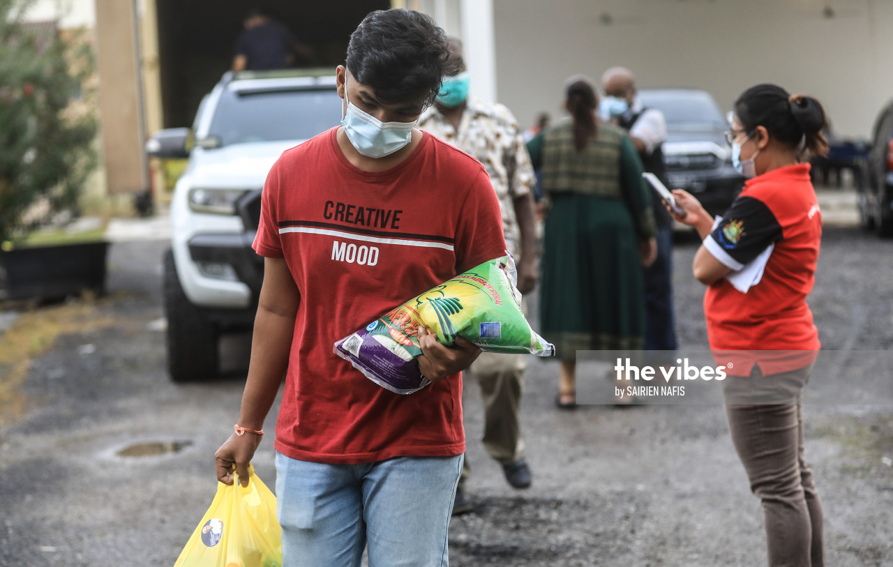 Food supplies worth RM300,000 were handed out to 1,500 needy families in Klang on Wednesday. – SAIRIEN NAFIS/The Vibes pic, November 14, 2020