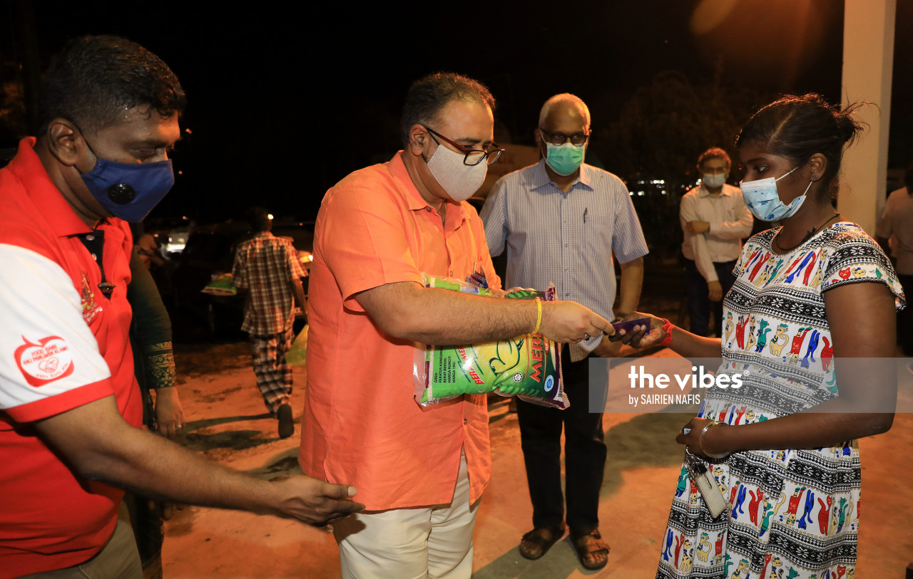 Petra Group chairman and group chief executive Datuk Dr Vinod Sekhar at a food distribution drive held at the Sri Mahamariaman Hindu temple in Klang on Wednesday. – SAIRIEN NAFIS/The Vibes pic, November 14, 2020