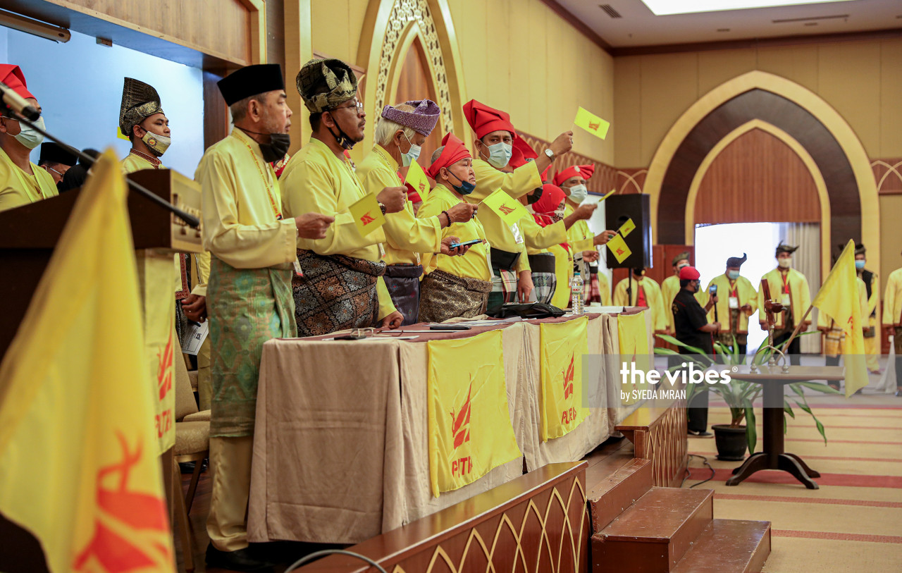 Putra’s top leaders waving flags at the party’s AGM in Kuala Lumpur today. – SYEDA IMRAN/The Vibes pic, December 12, 2020