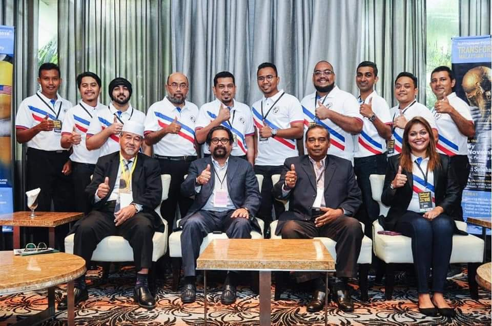 2017 football and sports business management professional certificate holders with Malaysian football legend and national assistant coach Bakri Ibni (pictured left), Malaysian Hockey Confederation president Datuk Seri Subahan Kamal (second from left) and programme director E. R. Subramaniam (second from right). – E. R. Subramaniam pic, January 12, 2022