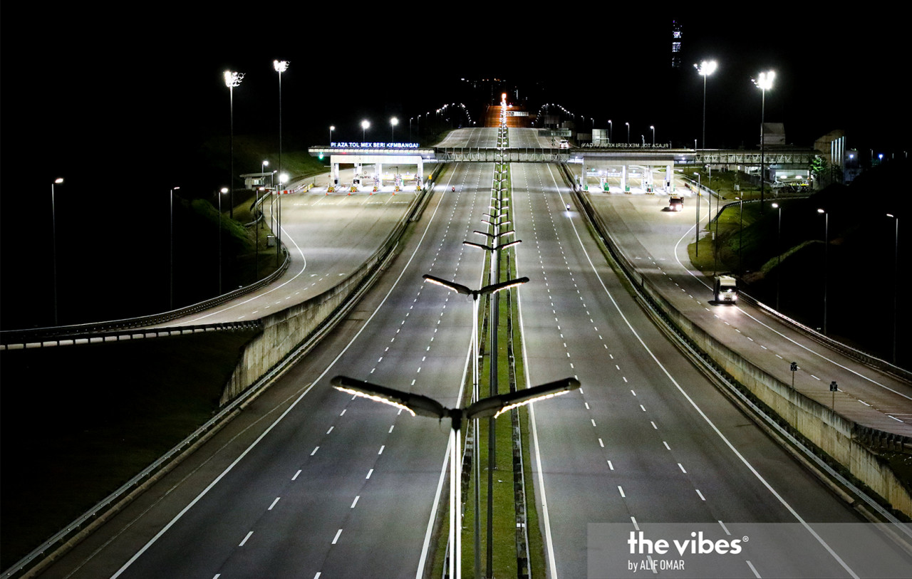 The Maju Expressway in Kuala Lumpur is almost deserted after the MCO took effect at midnight. – ALIF OMAR/The Vibes pic, January 13, 2021